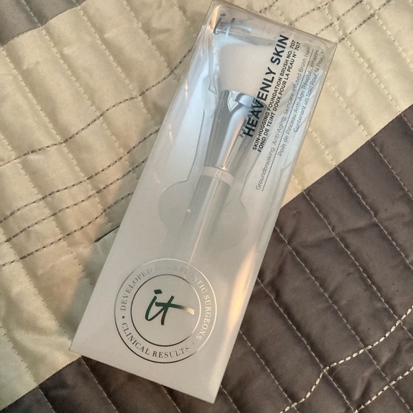 it cosmetics Other - It cosmetics Foundation Brush